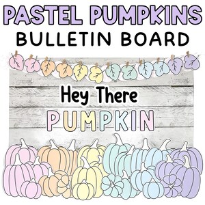 Może przedstawiać: Pastelowa tablica ogłoszeń z napisem "PASTEL PUMPKINS BULLETIN BOARD". Tablica zawiera baner z liści i frazę "Hey There PUMPKIN". Kolekcja pastelowych dyni w różnych rozmiarach i kolorach zdobi dół.