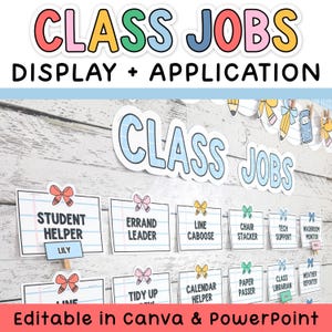 Könnte beinhalten: Eine Klassenanzeige mit den Worten "CLASS JOBS" in bunten Buchstaben. Darunter werden einzelne Jobtitel wie "Student Helper" und "Errand Leader" auf Papier mit dekorativen Schleifen angezeigt. Der Text "Editable in Canva & PowerPoint" befindet sich unten.