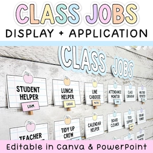 Könnte beinhalten: Klassenzimmer-Job-Anzeige mit dem Text "CLASS JOBS DISPLAY + APPLICATION". Die Anzeige enthält Jobtitel wie "Student Helper" und "Lunch Helper", jeweils mit dem Namen eines Schülers. Das Design zeigt Apfelakzente und ist in Canva & PowerPoint bearbeitbar.