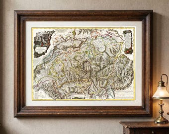 Op de afbeelding: Een ingelijste antieke kaart van Zwitserland met gedetailleerde topografische illustraties van bergketens, rivieren en regionale grenzen. De kaart bevat decoratieve cartouches, historische tekst en een gele rand in een donkerhouten lijst.