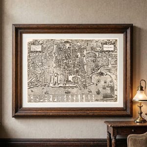 Op de afbeelding: Een ingelijste kaart van Palermo in antieke stijl met gedetailleerde zwarte inktillustraties van straten, gebouwen en kustschepen op een crèmekleurige achtergrond. De kaart bevat de tekst Palermo en inscripties in het Latijn.