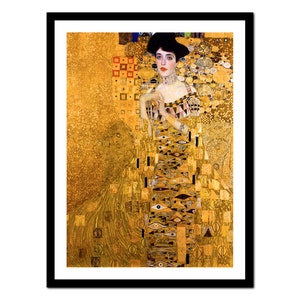 Peut inclure: Une peinture d'une femme vêtue d'une robe dorée à motifs géométriques. L'arrière-plan est également doré avec un motif en mosaïque. La femme a les cheveux noirs et porte un collier.