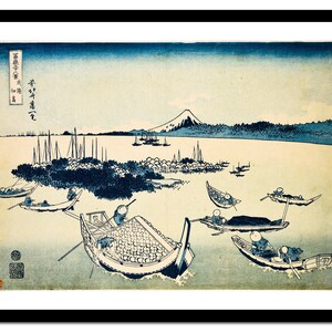 以下が含まれることがあります： 富士山を背景に、水面に浮かぶ船を描いた木版画。船は丸い物、おそらく魚でいっぱいになっており、伝統的な日本の服装をした人々が漕いでいる。版画は青と白のグラデーションで、薄い青色の空と白い背景になっている。