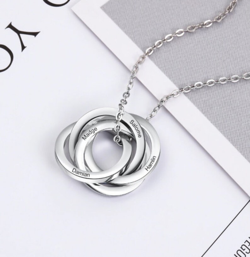 Personalized Round Pendant Necklace with 4 Names Customized Stainless Steel Engraved Circles Necklace Special Occasion Gifts for Mothers