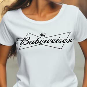 File SVG e PNG Babeweiser, Maglietta da donna popolare, Maglietta da donna carina, Maglietta divertente Babeweiser SVG, Parodia Budweiser, Maglietta da donna svg
