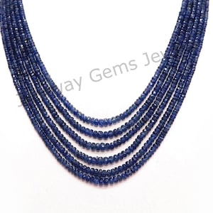 Può includere: Una collana multifilo realizzata con perline di zaffiro blu scuro. La collana è composta da sette file di perline, ogni fila è lunga circa 46 cm.