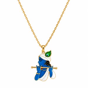 Könnte beinhalten: Eine goldfarbene Halskette mit einem Anhänger, der eine blauhäutige Figur mit einem weißen Turban und einer grün-blauen Pfauenfeder zeigt. Die Figur hält eine goldene Flöte horizontal, ergänzt durch weiße Kleidungsakzente und ein goldenes Finish.