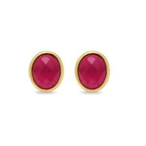 Pode incluir: Um par de brincos de botão dourados, cada um com uma pedra preciosa vermelha rubi oval e facetada. As pedras são colocadas em uma moldura dourada, criando um visual clássico e elegante. Os brincos são exibidos em um fundo branco.