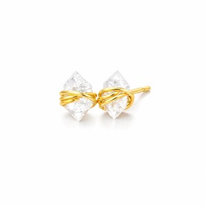 Puede incluir: Un par de pendientes de botón con cristales transparentes facetados en forma de diamante. Cada cristal está envuelto en un fino alambre de color dorado pulido que asegura la piedra a un poste recto, creando un diseño sencillo para las orejas.