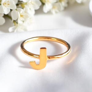 Anillo de plata con letra inicial - Anillo de plata de ley con letra - Anillo personalizado con inicial delicada - Anillo apilable - Anillo conmemorativo personalizado