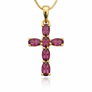 Op de afbeelding: Een goudkleurige hangerketting met een kruisontwerp. Het kruis is versierd met ovaalvormige, dieproze edelstenen. De ketting is een delicate, goudkleurige schakel.