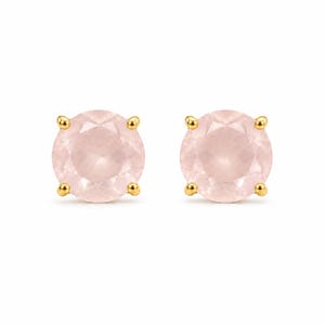 Peut inclure: Une paire de boucles d'oreilles à clous en quartz rose pâle, rondes et facettées, montées sur des griffes en or jaune. Chaque pierre précieuse présente une taille circulaire avec de multiples facettes réfléchissant la lumière.