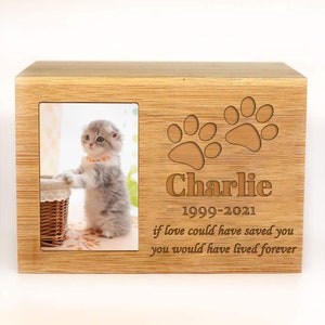 Peut inclure: Bo&icirc;te comm&eacute;morative en bois pour animal de compagnie avec un cadre photo, grav&eacute;e d'empreintes de pattes, du nom Charlie et des dates 1999-2021. L'inscription est "si l'amour avait pu te sauver, tu aurais v&eacute;cu pour toujours".
