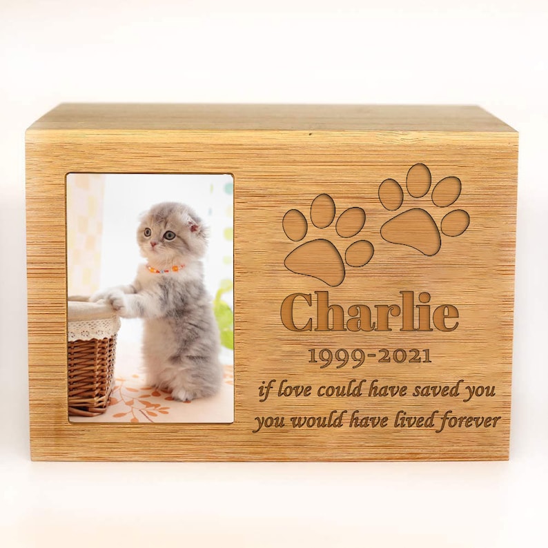 Peut inclure: Bo&icirc;te comm&eacute;morative en bois pour animal de compagnie avec un cadre photo, grav&eacute;e d'empreintes de pattes, du nom Charlie et des dates 1999-2021. L'inscription est "si l'amour avait pu te sauver, tu aurais v&eacute;cu pour toujours".