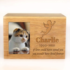 Peut inclure: Bo&icirc;te comm&eacute;morative en bois pour animal de compagnie avec un cadre photo, grav&eacute;e du nom "Charlie" et des dates "1999-2021". L'inscription est "si l'amour avait pu te sauver, tu aurais v&eacute;cu pour toujours".
