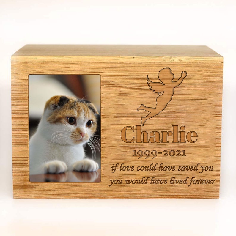 Peut inclure: Bo&icirc;te comm&eacute;morative en bois pour animal de compagnie avec un cadre photo, grav&eacute;e du nom "Charlie" et des dates "1999-2021". L'inscription est "si l'amour avait pu te sauver, tu aurais v&eacute;cu pour toujours".