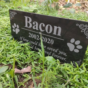 以下が含まれることがあります： 「Bacon」と刻まれた黒い花崗岩のペットの記念碑。2002年から2020年までの日付と、「愛があなたを救えたなら、あなたは永遠に生きていたでしょう」という碑文が刻まれています。