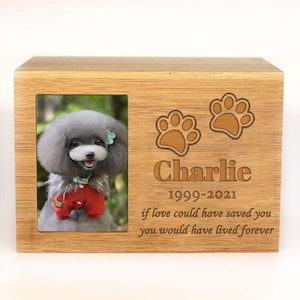 Peut inclure: Bo&icirc;te comm&eacute;morative en bois pour animal de compagnie avec un cadre photo, grav&eacute;e du nom "Charlie", des dates "1999-2021" et du texte "si l'amour avait pu te sauver, tu aurais v&eacute;cu pour toujours". Deux empreintes de pattes sont grav&eacute;es au-dessus du nom.
