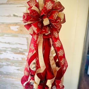 Rode en gouden strik voor kerstboomtopper: elegant vakantiedecor