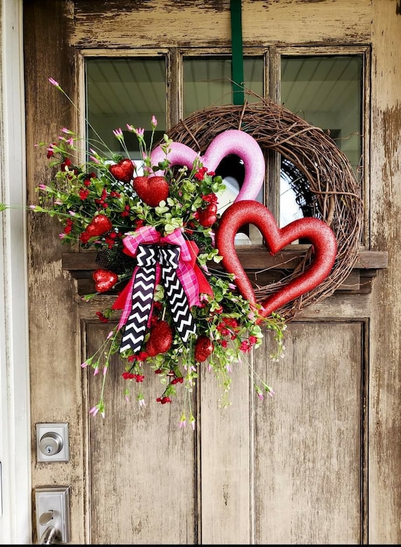 Ghirlanda di San Valentino per porta di San Valentino per porta d'ingresso,  parete, finestra, decorazione romantica, 2 ripiani, in plastica, per San  Valentino, festa di nozze (rosso rosa) : : Casa e