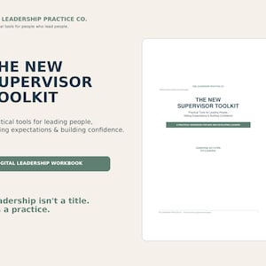 Puede incluir: Un libro de trabajo de liderazgo digital titulado The New Supervisor Toolkit, con texto azul oscuro sobre un fondo beige claro. La portada incluye el subtítulo Practical tools for leading people, setting expectations & building confidence.