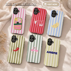 Op de afbeelding: Een verzameling telefoonhoesjes met verticale strepen in verschillende kleuren. Elk hoesje heeft een uniek ontwerp, waaronder sardines, een citroen, een chilipeper, flamingo's en het woord "AMORE". De hoesjes zijn ontworpen voor een specifiek telefoonmodel.