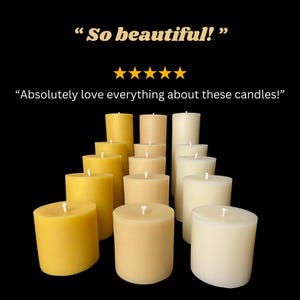 Pu&ograve; includere: Un assortimento di candele a colonna in varie tonalit&agrave; di giallo e crema, disposte su uno sfondo nero. L'immagine include il testo "So beautiful!" e "Absolutely love everything about these candles!"