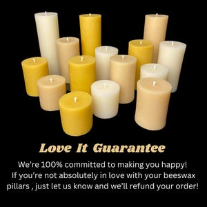 Pu&ograve; includere: Una collezione di candele a colonna in cera d'api di varie dimensioni e tonalit&agrave; di giallo e crema su sfondo nero. Il testo "Love It Guarantee" &egrave; visualizzato sotto le candele.