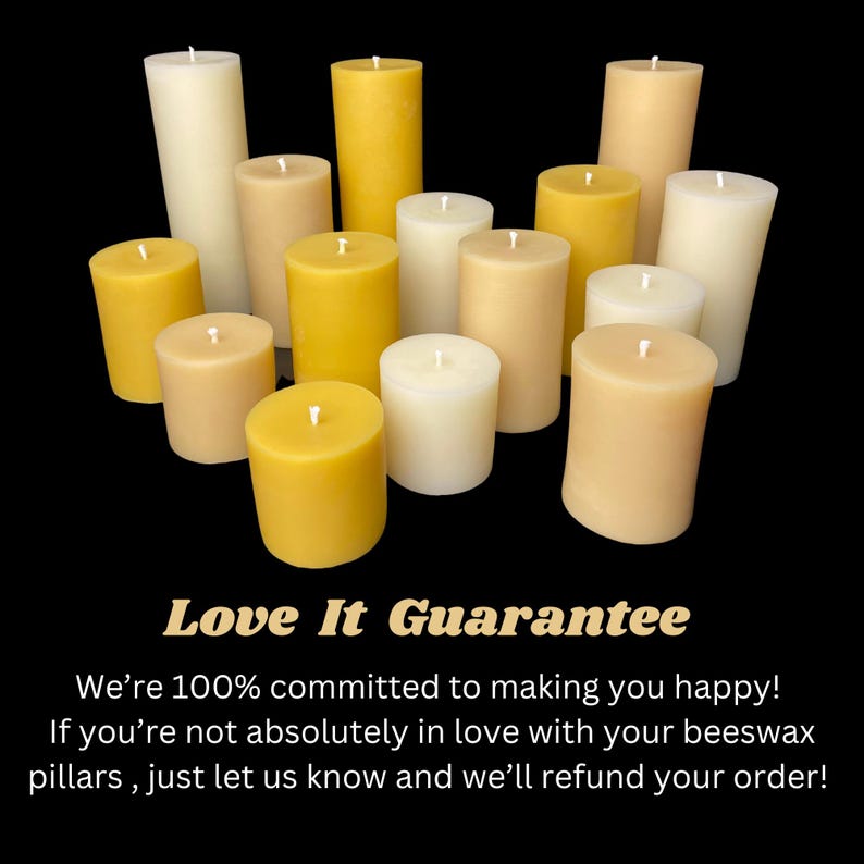 Pu&ograve; includere: Una collezione di candele a colonna in cera d'api di varie dimensioni e tonalit&agrave; di giallo e crema su sfondo nero. Il testo "Love It Guarantee" &egrave; visualizzato sotto le candele.