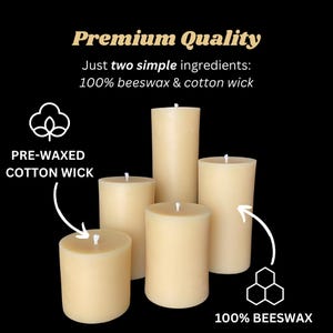 Pu&ograve; includere: Cinque candele a colonna color crema di diverse altezze sono mostrate su uno sfondo nero. L'immagine include il testo "Premium Quality" ed evidenzia l'uso di cera d'api al 100% e stoppini di cotone pre-cerati.