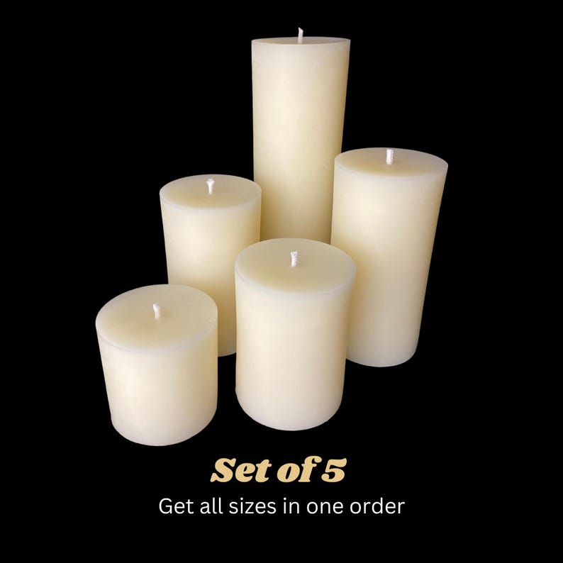 Pu&ograve; includere: Cinque candele a colonna color avorio di diverse altezze su sfondo nero. Le candele cilindriche hanno uno stoppino centrale. Il testo "Set of 5" e "Get all sizes in one order" &egrave; nella parte inferiore dell'immagine.