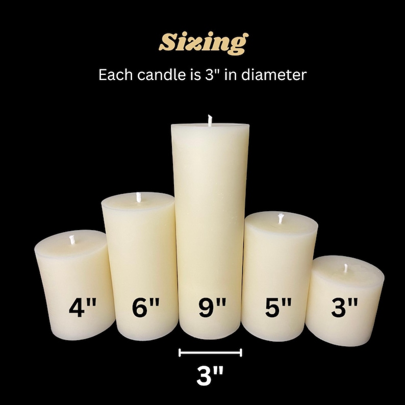 Pu&ograve; includere: Cinque candele a colonna color avorio di diverse altezze su sfondo nero. Le candele sono etichettate con le loro altezze in pollici: 4", 6", 9", 5" e 3". &Egrave; presente anche il testo "Sizing" e "Each candle is 3" in diameter".