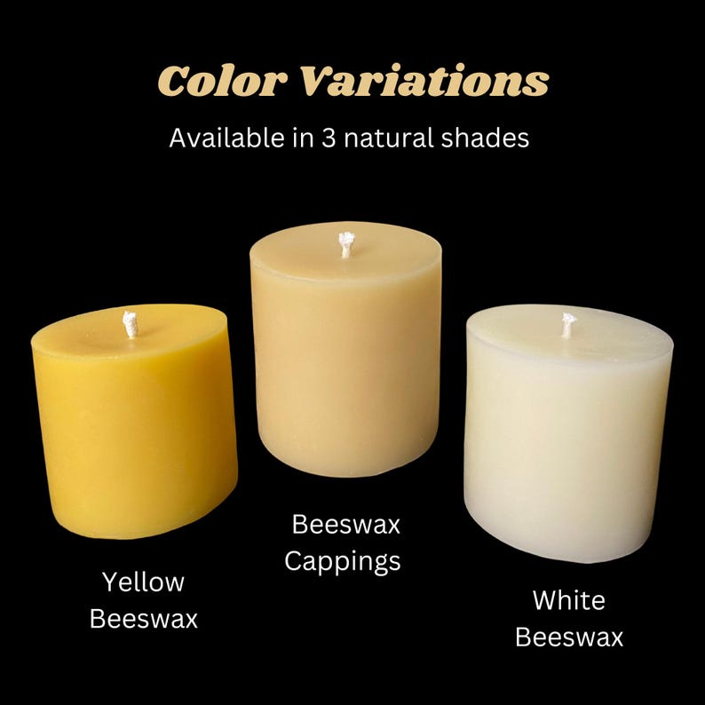 Pu&ograve; includere: Tre candele cilindriche di cera d'api gialle, beige e bianche. Il testo dell'immagine recita "Variazioni di colore disponibili in 3 tonalit&agrave; naturali". Le candele sono etichettate "Cera d'api gialla", "Opercoli di cera d'api" e "Cera d'api bianca".