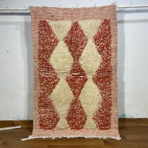 Rugs engraved in white and red, hand-knotted rugs in natural wool, traditional Beni ourain rugs, Moroccan rugs