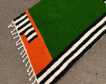 カラフルなストライプのラグ。男性家庭用の暖房マット用ベルベル絨毯。ボヘミアンラグ。