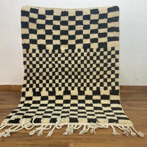 Karierter marokkanischer Teppich, handgemachter karierter Teppich aus Wolle für Wohnzimmer, handgeknüpfter karierter Teppich, großer Teppich, mit schwarzem Ond
