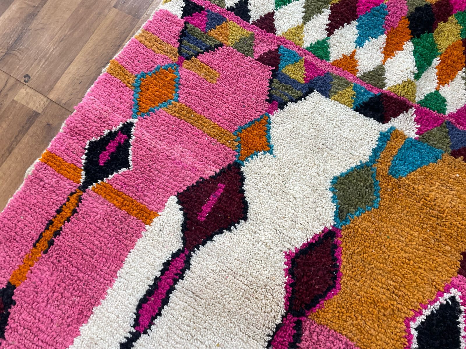 モロッコの水玉模様のラグ、美しいマルチカラーのラグ、カスタム ラグ