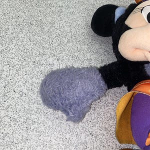 Disney Store 2019 Minnie Mouse Hombre Lobo Halloween 12 Peluches Rellenos Morados imagen 4