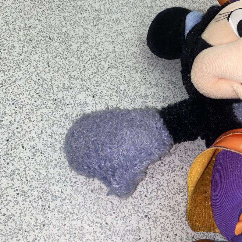 Disney Store 2019 Minnie Mouse Hombre Lobo Halloween 12 Peluches Rellenos Morados imagen 4