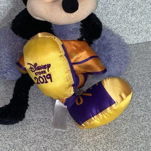 Disney Store 2019 Minnie Mouse Hombre Lobo Halloween 12 Peluches Rellenos Morados imagen 2