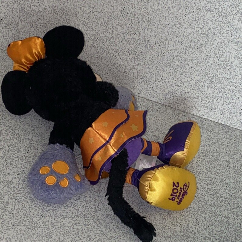 Disney Store 2019 Minnie Mouse Hombre Lobo Halloween 12 Peluches Rellenos Morados imagen 3