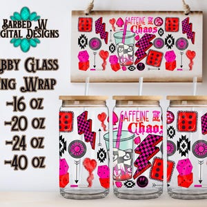 Pode incluir: Envoltórios de vidro Libby transparentes com tampa de madeira, com um design de dados, corações e raios. O design inclui o texto "Caffeine and Chaos". Disponíveis nos tamanhos de 473, 591, 710 e 1183 ml.