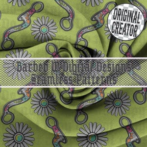 Peut inclure: Motif sans couture sur fond vert avec mors de cheval stylisés et fleurs de marguerite. Les mors de cheval ont des accents floraux. Le texte "Barbed W Digital Designs Seamless Patterns" est sur l'image, avec un cercle "Original Creator".