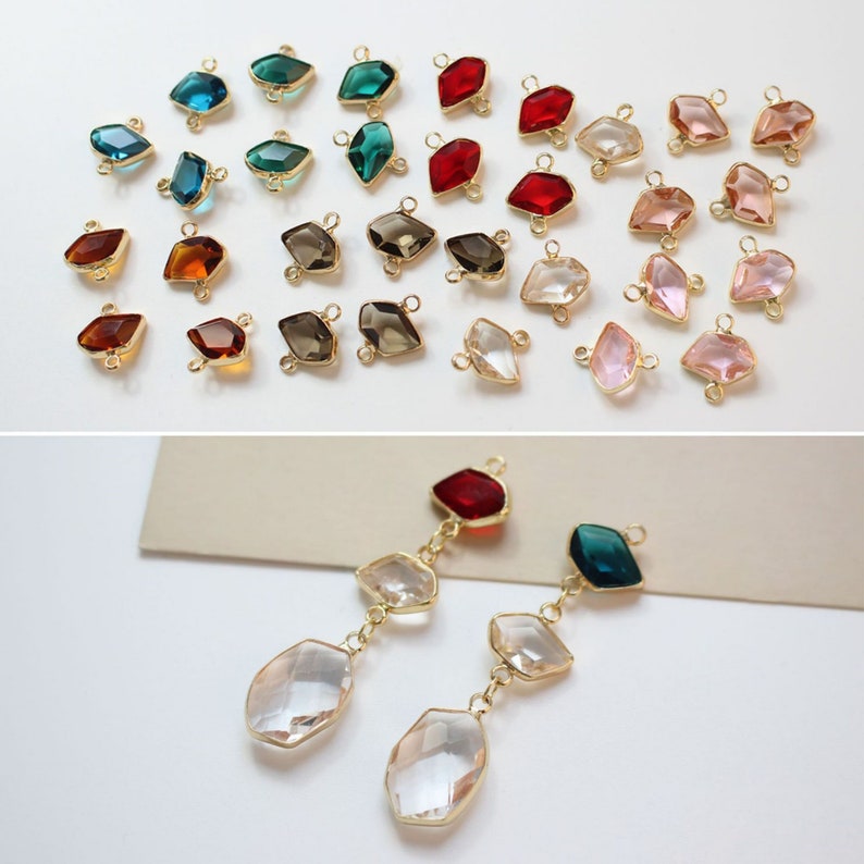 K&ouml;nnte beinhalten: Sortiment an bunten facettierten Glasperlen mit goldfarbenen Verbindungsschlaufen. Die Perlen sind in verschiedenen Farben, darunter Rot, Rosa, Gr&uuml;n, Blau, Braun und Klar.