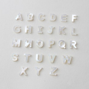 Amuleto de letras del alfabeto, amuleto inicial de concha natural, amuleto de letras minimalista personalizado para pulsera de collar que hace ZZ069