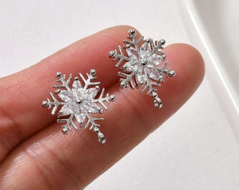 Orecchini A Perno Fiocco Di Neve Con Zirconi – Colore Argento – A Clip Per Orecchie Non Forate – Regalo In Scatola Elegante