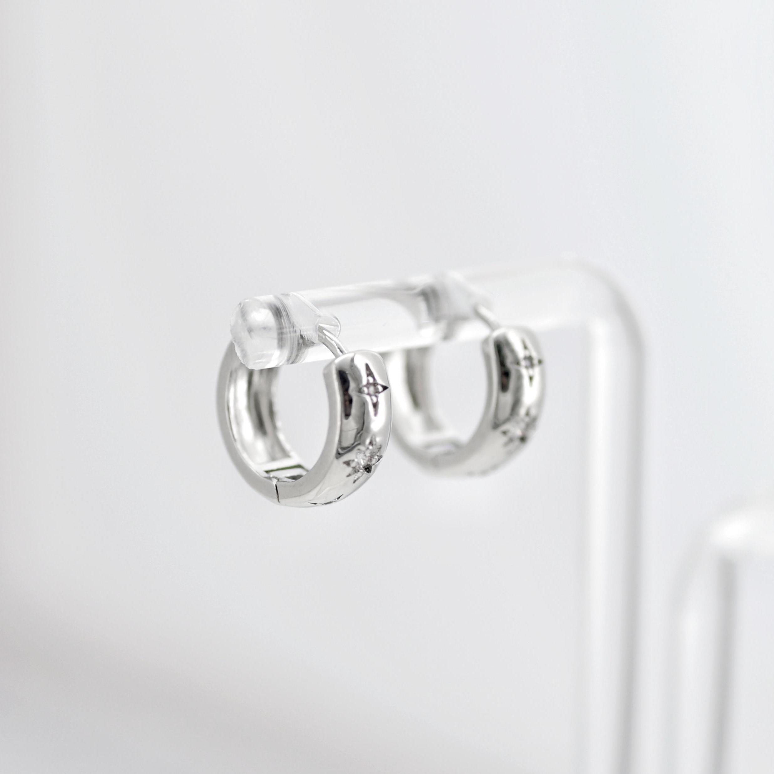 Video su Qual è Orecchini a cerchio huggies in zirconia taglio brillante - Placcati in oro, arrampicatori impilabili e ipoallergenici, orecchini minimalisti