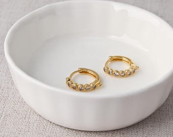 18k vergulde messing milgrain ring set ronde CZ Huggie ring oorbellen met lus, geschulpte rand rij kristallen click-top hoepels D0753