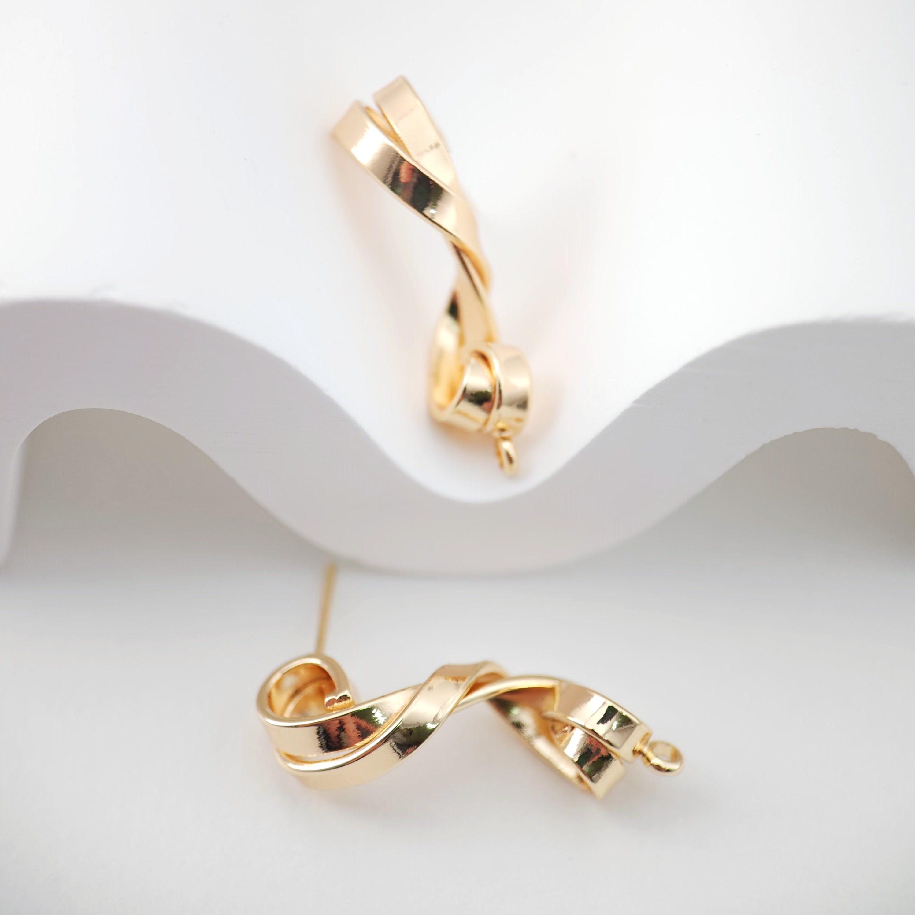 18K ゴールド ツイスト イヤリング ポスト ループ付き、ニッケルフリー