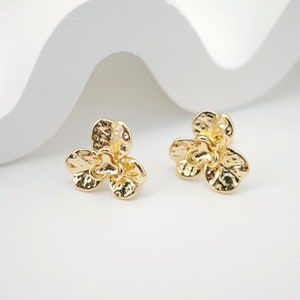 4 st örhängesstift med blommor, örhängen i 18K äkta guldpläterad mässing med ögla, örhängesstift, nickelfria, örhängesdetaljer ZX098
